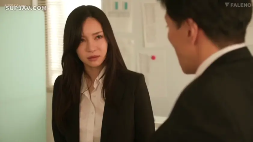 办公室 · 站立 · 中景 · 对话 · 职业装 · 剧情 · 忧虑