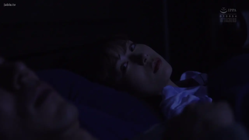 脸部 · 卧室 · 迷离 · 枕头 · 仰卧 · 凝视 · 睡衣 · 暗光