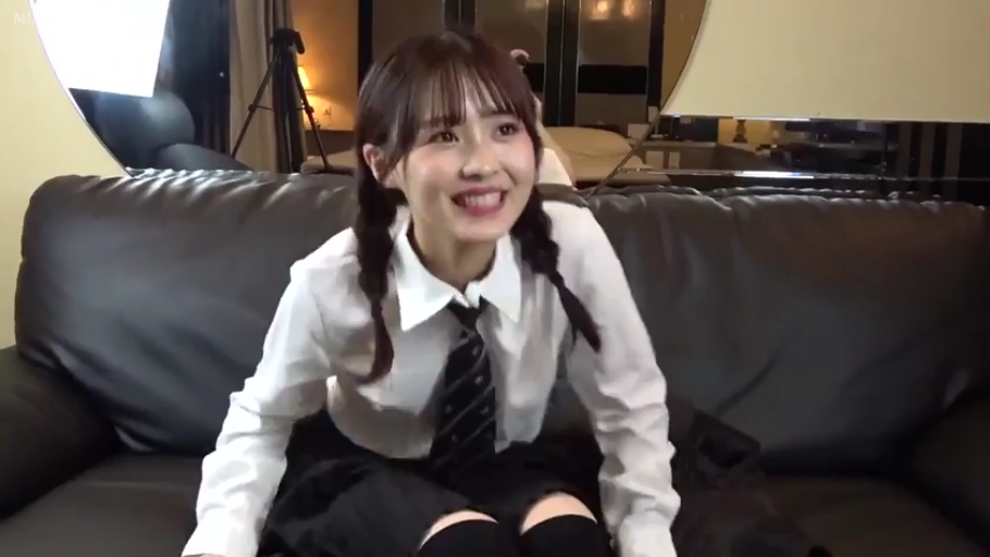 室内 · 坐姿 · 校服 · 沙发 · 微笑 · 半身 · 双马尾 · 访谈