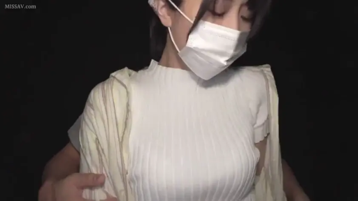 胸部 · 低头 · 站立 · 白色针织衫 · 口罩 · 被抚摸 · 痴汉题材 · 户外暗处