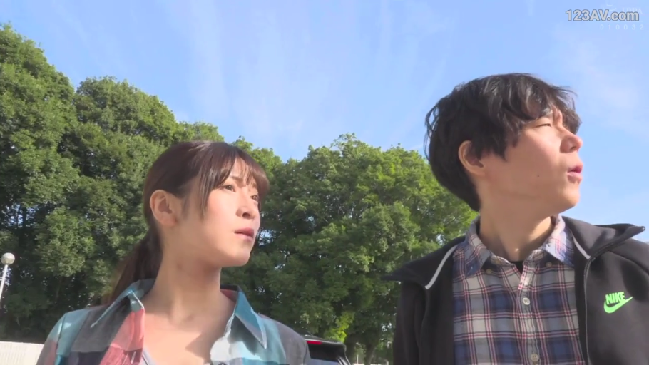 卧室 · 胸部特写 · 享受 · 仰卧 · 舔乳 · 露出 · 蓝白赛车服