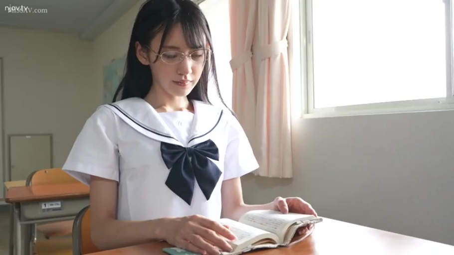 座り姿勢 · 教室 · メガネ · 水手服 · 高清 · 文静 · 看书 · 半身照