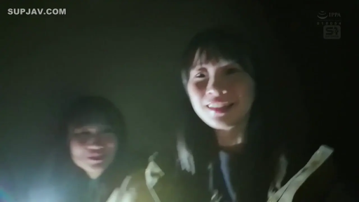 顔部のクローズアップ · 站姿 · 开心微笑 · 深色休闲装 · 户外暗处 · 录像自拍 · 夜晚低光