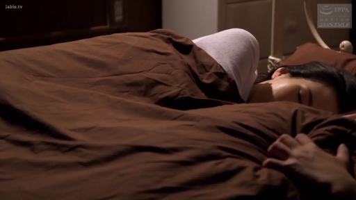 室内 · 真剣 · 顔 · メガネ · 站立 · 白衬衫 · 中文字幕 · 凝視