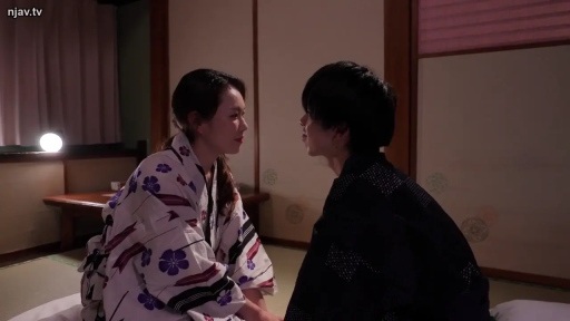 和室 · 中景 · 榻榻米 · 对视 · 情侣 · 深情 · 和式浴衣 · 相对跪坐