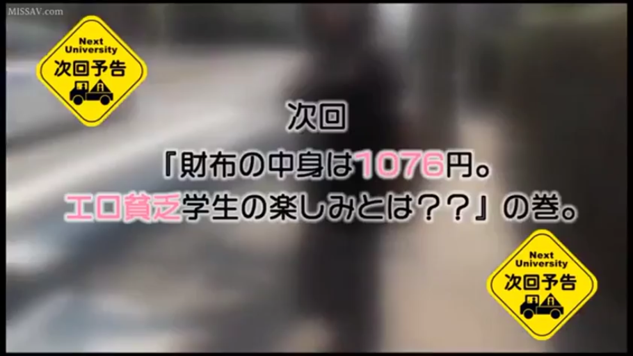 卧室 · 平静 · 看手机 · 清纯 · 盘腿坐 · 蓝色牛仔裤 · 粉色手机