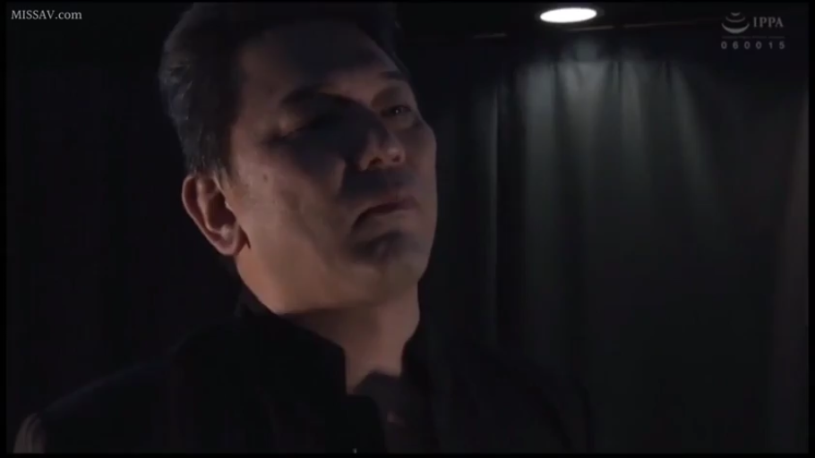 暗处 · 严肃 · 脸部特写 · 站立 · 注视 · 灯光 · 中老年男性 · 黑色正装