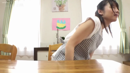 坐姿 · 交谈 · 自然 · 半身 · 椅子 · 室内餐厅 · 格子围裙 · 居家氛围