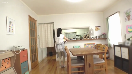 站姿 · 全景 · 厨房 · 开心 · 格子围裙 · 居家生活 · 餐桌椅 · 掩面而笑