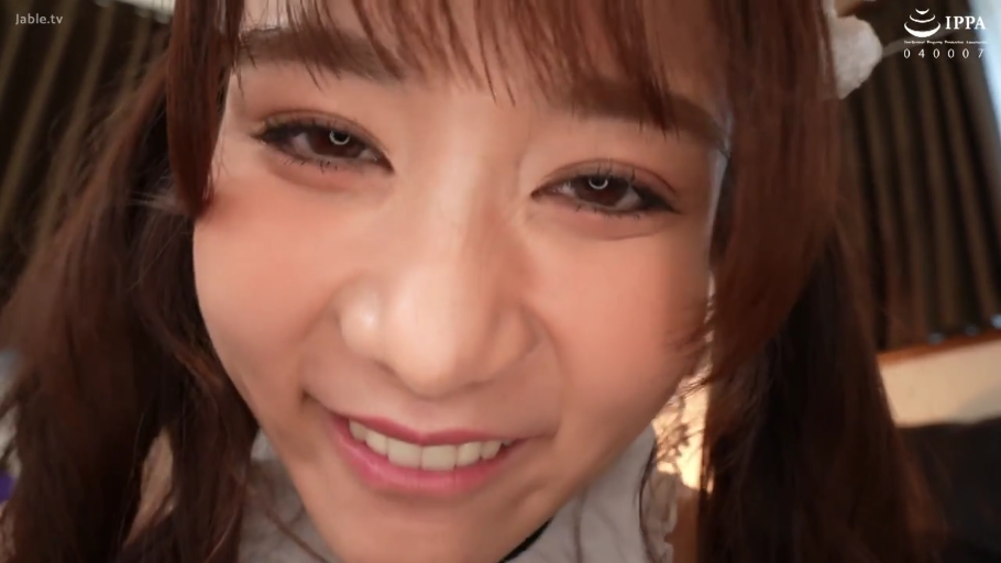 Indoor · Bend over · Close-up of the face · Sweet · White top · Stare · 柔和