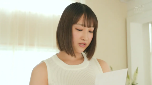 站立姿势 · 明亮室内 · 专注表情 · 头像特写 · 白色无袖针织衫 · 阅读信件 · 信纸