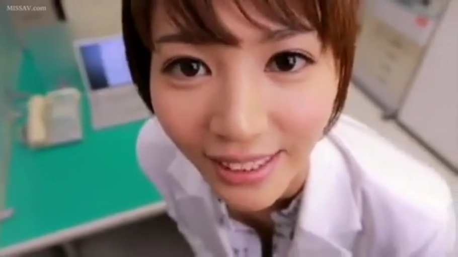 白大褂 · 俯身 · 脸部特写 · 办公室 · 电脑 · 微笑 · 第一人称视角 · 注视镜头