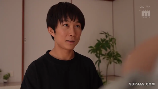 站立 · 交谈 · 全景 · 紙巾盒 · 自然 · 客廳 · 劇情 · 休闲T恤