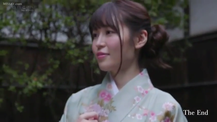 站姿 · 微笑 · 半身 · 凝视 · 户外 · 和服 · 盘发