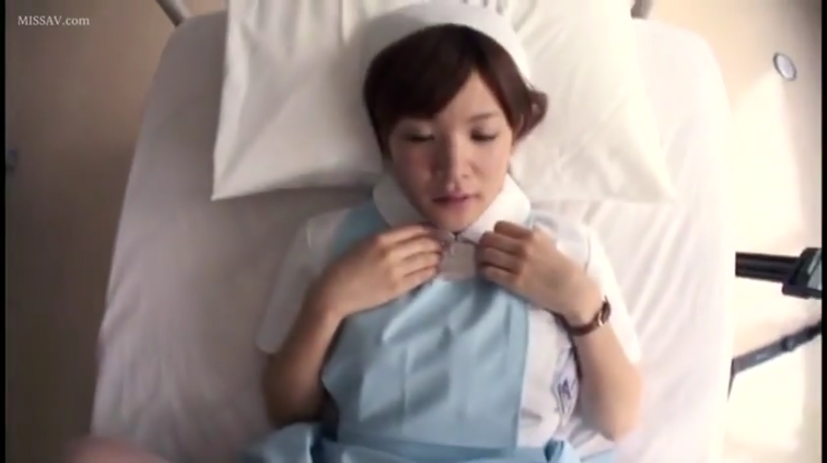 病房 · 护士服 · 平静 · 仰卧 · 面部特写 · 整理衣领