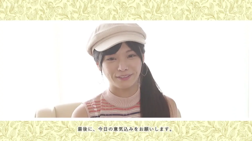 室内 · 微笑 · 面对镜头 · 半身特写 · 正面坐姿 · 条纹无袖上衣