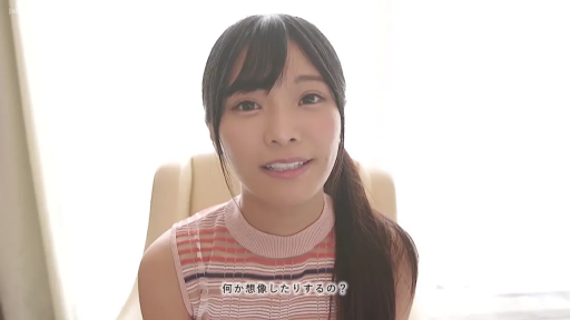 室内 · 座り姿勢 · 顔部のクローズアップ · 微笑 · 椅子 · 注视镜头 · 马尾 · 粉色条纹无袖上衣