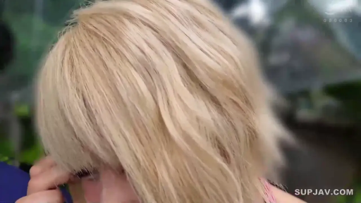 頭を下げる · 屋外 · 头部特写 · ピンクの吊り帯