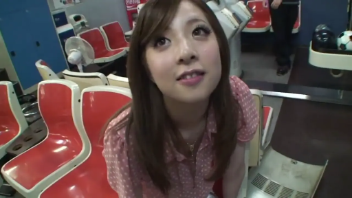 俯身 · 脸部特写 · 第一视角 · 微笑 · 抬头仰望 · 保龄球馆 · 粉色波点短袖 · 保龄球椅