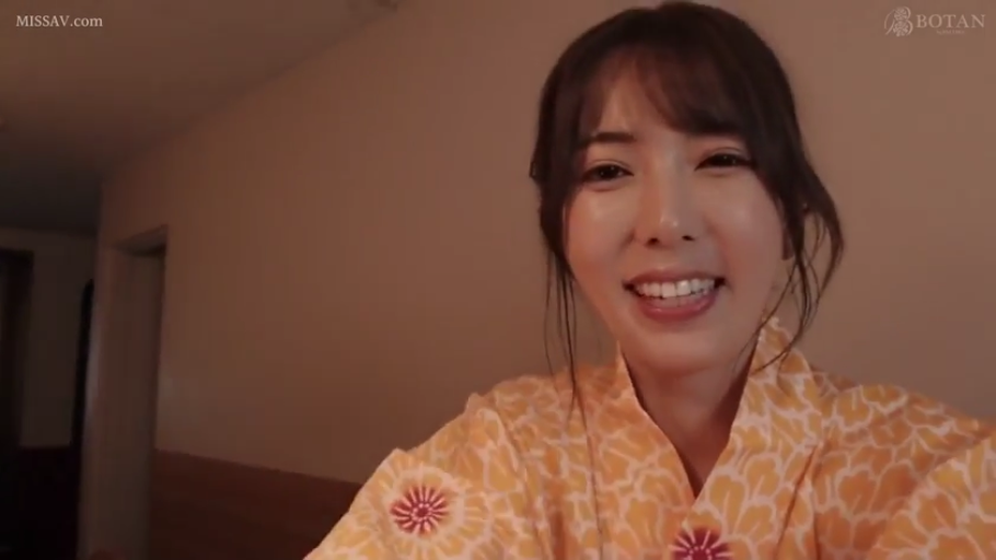 Indoor · Smile · 面部特写 · Gaze · 正面 · 暖色调 · 浴衣