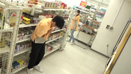 专注 · 站立 · 全景 · 便利店 · 货架 · 职场剧情 · 理货 · 店员工作服