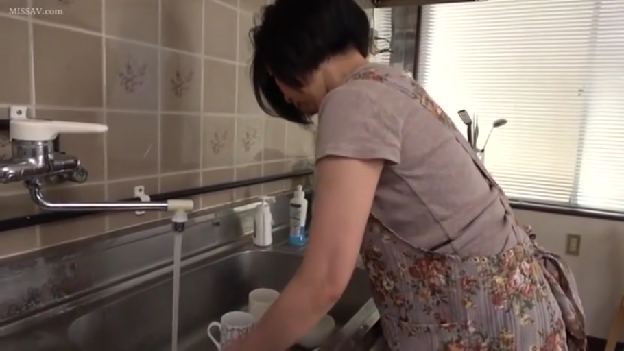 专注 · 厨房 · 洗碗 · 侧面中景 · 站立弯腰 · 日常居家 · 洗碗池 · 灰色短袖加碎花围裙