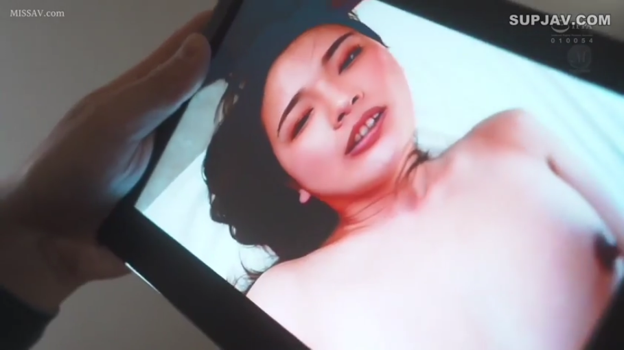 室内 · 全裸 · 拥抱 · 亲吻 · 沉醉 · 乳房特写 · 壁灯 · 女女合体