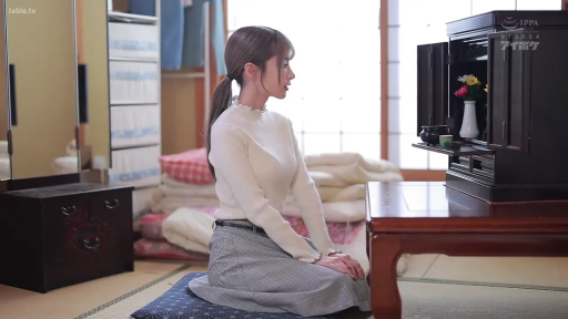 跪坐 · Japanese-style room · 居家 · Stare · 侧面中景 · 佛坛 · 庄重 · 白色高领毛衣