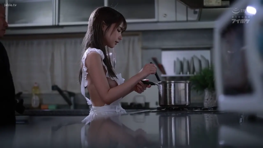 站立 · 厨房 · 認真 · 側面中景 · 侧乳 · 汤锅 · 烹饪 · 裸体围裙