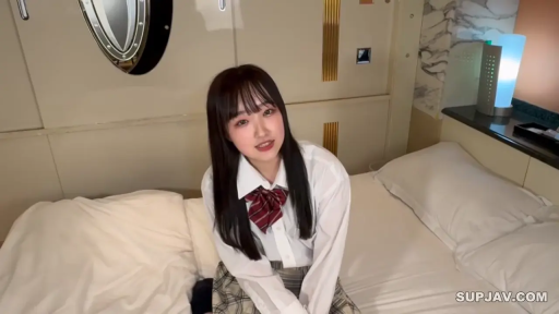 座り姿勢 · 制服 · 寝室 · ベッド · 中景 · 微笑 · カメラに向かって · 制服