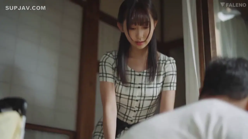 室内 · 俯身 · 障子门 · 和室 · 中景 · 平静 · 注视 · 格纹连衣裙