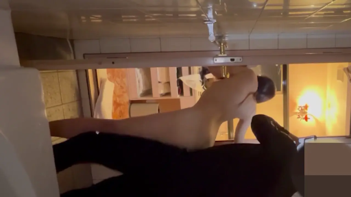 全身 · 全裸 · 浴室 · 站立 · 抚摸 · 昏暗 · 玻璃门 · 无法辨认