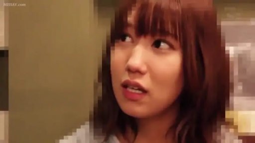 室内 · 顔部のクローズアップ · 部分モザイク · 困惑 · 私服 · 抬头