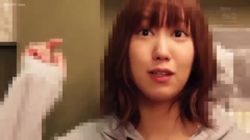 室内 · 顔部のクローズアップ · 凝視 · ショートヘア · 惊讶 · 正面坐姿 · 灰色连帽衫