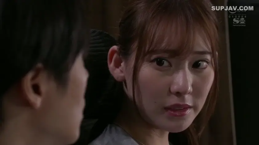 室内 · 脸部特写 · 侧身 · 灰色上衣 · 对视 · 惊讶 · 剧情片段