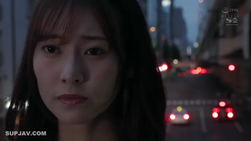 憂鬱 · 站立 · 顔のクローズアップ · 私服 · 凝視 · 街道 · 夜景