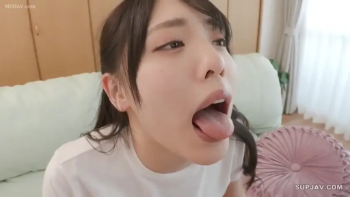 室内 · 口を開け · 顔のクローズアップ · 仰视 · 长发 · 白いTシャツ · 舌を出して