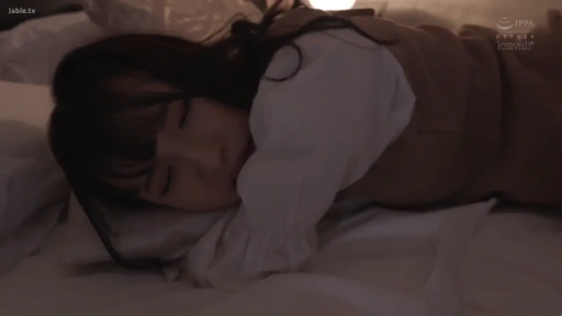 卧室 · 闭眼 · 俯卧 · 枕头 · 休闲服 · 头部特写 · 睡眠 · 柔和灯光