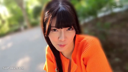 脸部特写 · 微笑 · 注视 · 户外 · 前倾 · 齐刘海 · 橘色针织衫