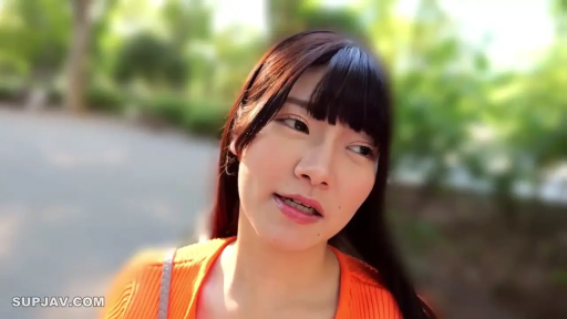 臉部特寫 · 站姿 · 长发 · 公园 · 自然表情 · 背包带 · 橙色上衣 · 看向侧面