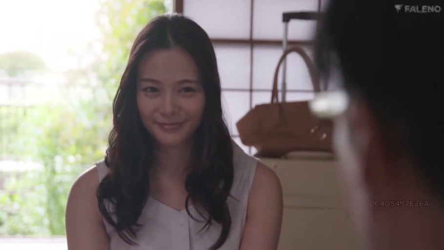 室内 · 坐姿 · 行李箱 · 微笑 · 面部特写 · 对视 · 长发 · 无袖上衣