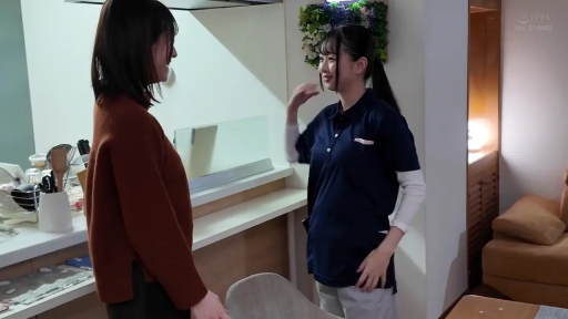 室内 · 交谈 · 站立 · 中景 · 微笑 · 厨房 · 厨具 · 毛衣与POLO衫