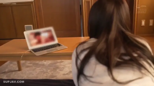 室内 · 白色毛衣