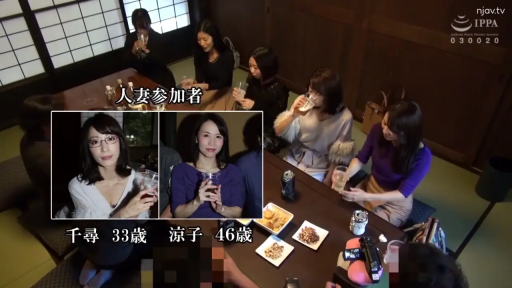 Sitting Posture · Japanese-style room · Smile · Half-body close-up · wine glass · Casual clothes · 人妻 · 聚会饮酒