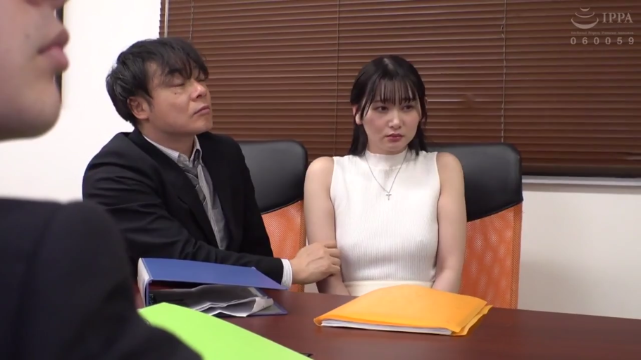 坐姿 · 办公室 · 无袖上衣