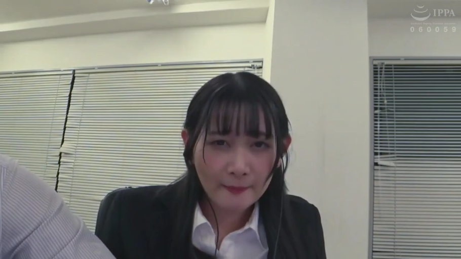 座り姿勢 · 顔部のクローズアップ · 办公室 · 迷離 · ヘッドホン · 黒いスーツ · 職場OL · 视频通话