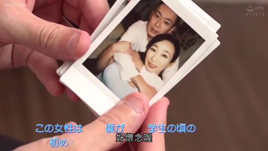 室内 · 拍立得 · 微笑 · 休闲服饰 · 展示照片 · 手部特写 · 持物 · 叙事背景