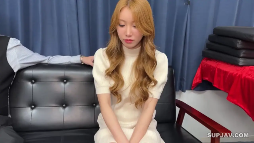 室内 · 坐姿 · 忧郁 · 中景 · 沙发 · 静坐 · 金发 · 白色针织连衣裙