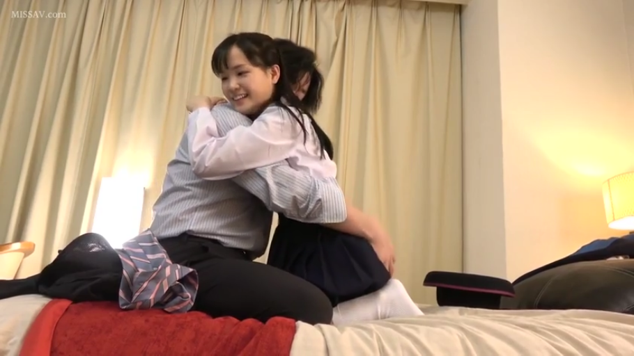 座り姿勢 · 制服 · 寝室 · 中景 · 抱擁 · 微笑 · ベッド · 温馨