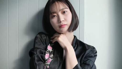 室内 · 面部 · 忧郁 · 侧身 · 凝视 · 短发 · 丝绸睡袍